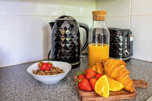 Breakfast meal - 30% Off MK Central 2BR close to theatre | Free Parking|Super Fast WIFI (Milton Keynes)