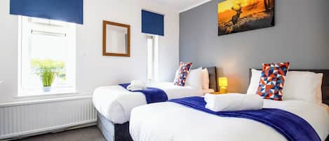 3 habitaciones, escritorio, tabla de planchar con plancha y wifi gratis