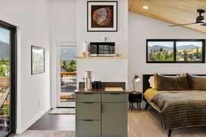 Tabla de planchar con plancha, wifi gratis y ropa de cama 