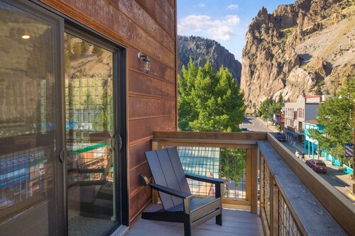 New Listing! Luxury Uptown Studio Loft | Panoramic Views | Downtown Creede