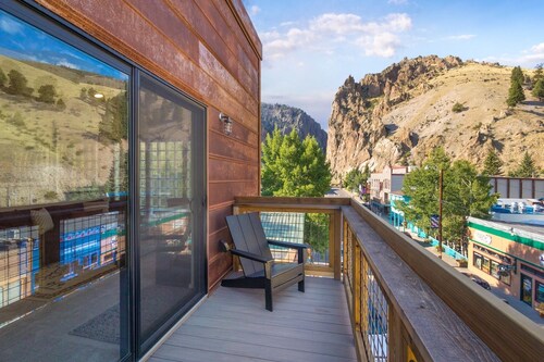 New Listing! Luxury Uptown Studio Loft | Panoramic Views | Downtown Creede