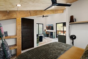 Tabla de planchar con plancha, wifi gratis y ropa de cama 