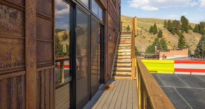 New Listing! Luxury Uptown Studio Loft | Panoramic Views | Downtown Creede