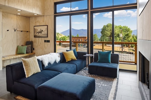 New Listing! Luxury Uptown Loft Apartment/Panoramic Views/Downtown Creede