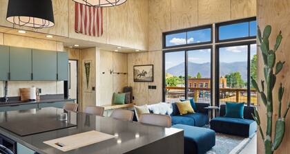 New Listing! Luxury Uptown Loft Apartment/Panoramic Views/Downtown Creede