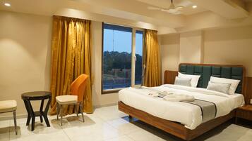 Basic Studio Suite | Desk, free WiFi