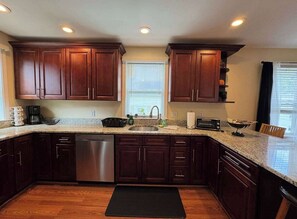 Fridge, microwave, stovetop, dishwasher