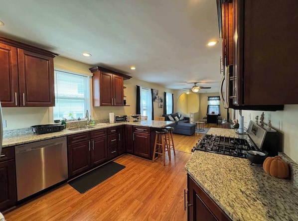 Fridge, microwave, stovetop, dishwasher