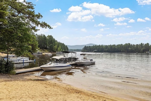 Lake Escape Family & Pet Friendly with Dock Access