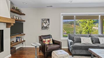 Smart TV, chimenea, mesa de ping pong, libros