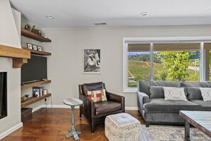 スマートテレビ、暖炉、卓球台、書庫