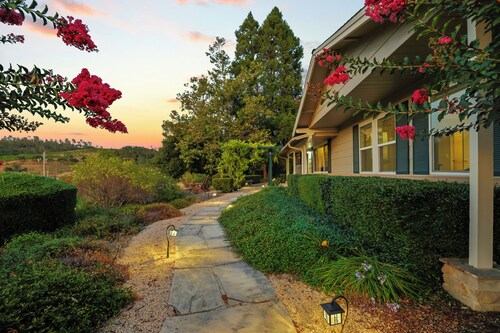 Serene Vineyard Escape with Stunning Valley Views
