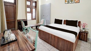 Un dormitorio con cama, escritorio, silla, armario y ventilador de techo.