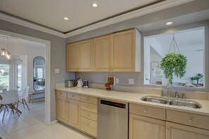 Microwave, oven, stovetop, dishwasher - Modern Sarasota Lakefront Retreat – 6 Miles to Siesta Key & Downtown (Sarasota)