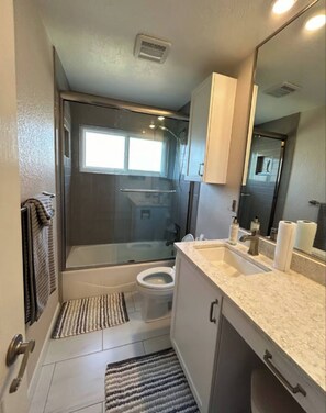 Chuveiro, secador de cabelo, toalhas de banho, sabonete