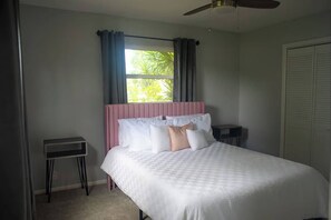 2 bedrooms, iron/ironing board, free WiFi, bed sheets - Modern Sarasota Lakefront Retreat – 6 Miles to Siesta Key & Downtown (Sarasota)