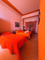 Tripla Standard, vista mare | Postazione laptop, ferro/asse da stiro, Wi-Fi gratuito