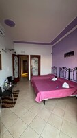 Camera familiare, balcone, vista mare | Postazione laptop, ferro/asse da stiro, Wi-Fi gratuito