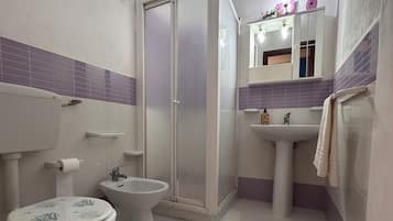 Ducha, artículos de tocador gratuitos, secador de pelo, toallas