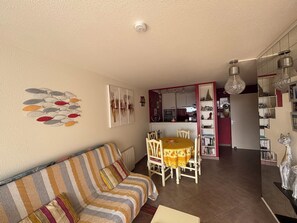 Smart TV, books, stereo