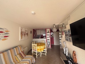 TV connectée, livres, chaîne hi-fi