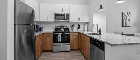 Réfrigérateur, micro-ondes, plaque de cuisson, lave-vaisselle