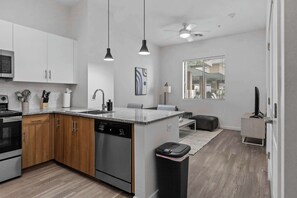 Fridge, microwave, stovetop, dishwasher