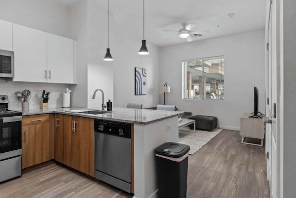 Fridge, microwave, stovetop, dishwasher