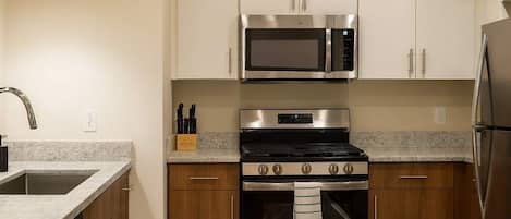 Jääkaappi, mikroaaltouuni, liesi, astianpesukone