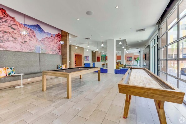 Game room - Boulevard Stays Modern Tempe 1BR ASU Pool, Gym 11 (Tempe)