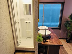 Douche, sèche-cheveux, bidet, serviettes fournies
