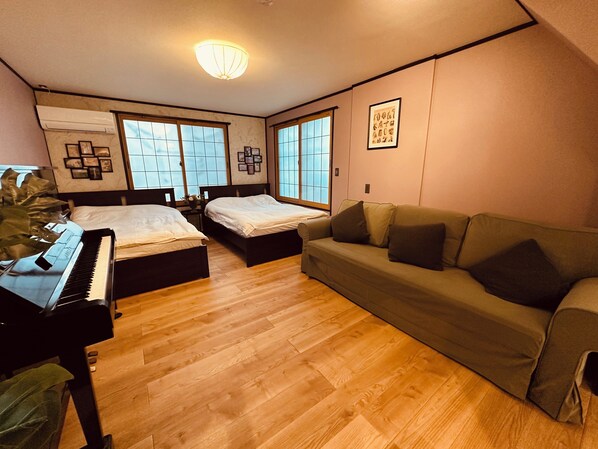 3 habitaciones, tabla de planchar con plancha, wifi y ropa de cama 