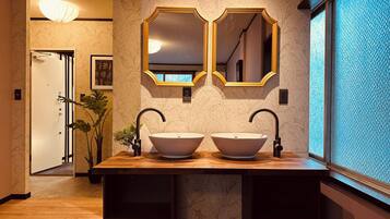 シャワー、ヘアドライヤー、ビデ、タオル