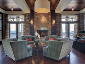 Televisión, chimenea y tenis de mesa