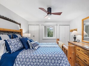 2 habitaciones, tabla de planchar con plancha y cuna de viaje 