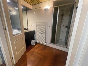 Shower, jetted tub, hair dryer, bidet