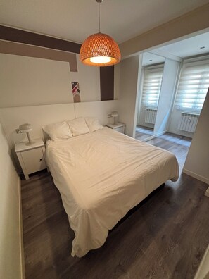 3 slaapkamers, een strijkplank/strijkijzer, wifi, beddengoed