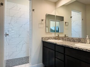 Shower, towels - Val Vista Hideaway |12 minutes to Sports Complex + $500 in complimentary activities! (Mesquite)