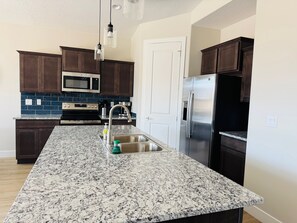 Geladeira, micro-ondas, fogão, cooktop