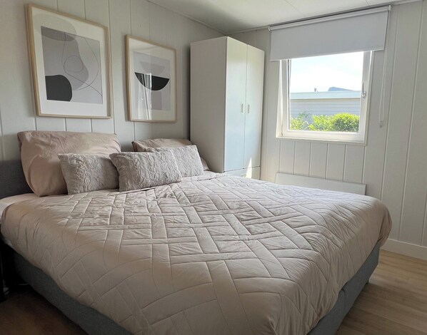 3 habitaciones y tabla de planchar con plancha 