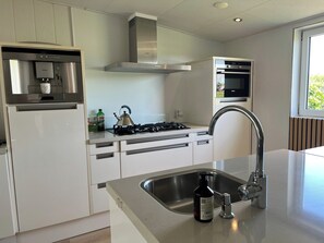 House | Private kitchen | Fridge, microwave, oven, dishwasher - Beautiful Country Home for 6 (Sint Maartensvlotbrug)