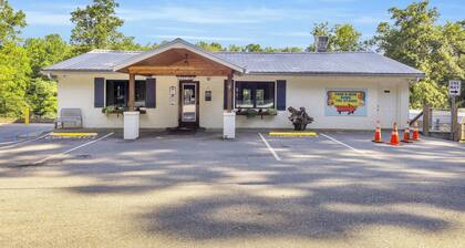 Riverfront Camping Pod, W/ Bath House, Close to DT