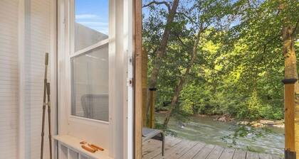 Riverfront Camping Pod, W/ Bath House, Close to DT
