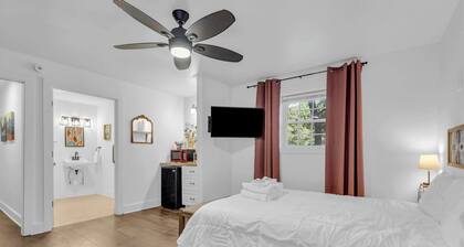 Cute Cabin on the River, 6 Min to DT, Sleeps 4