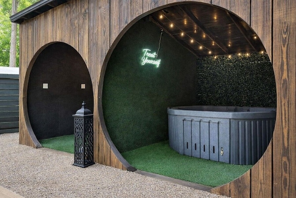 Outdoor spa tub