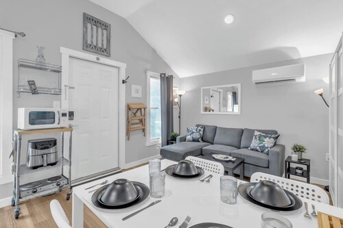 Tiny Home near DT, Private and Quiet