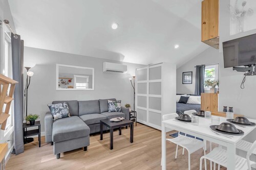 Tiny Home near DT, Private and Quiet