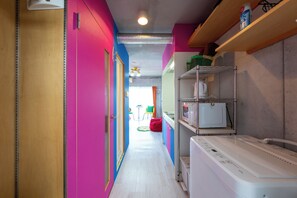 Decoración personalizada, muebles diferentes y escritorio 