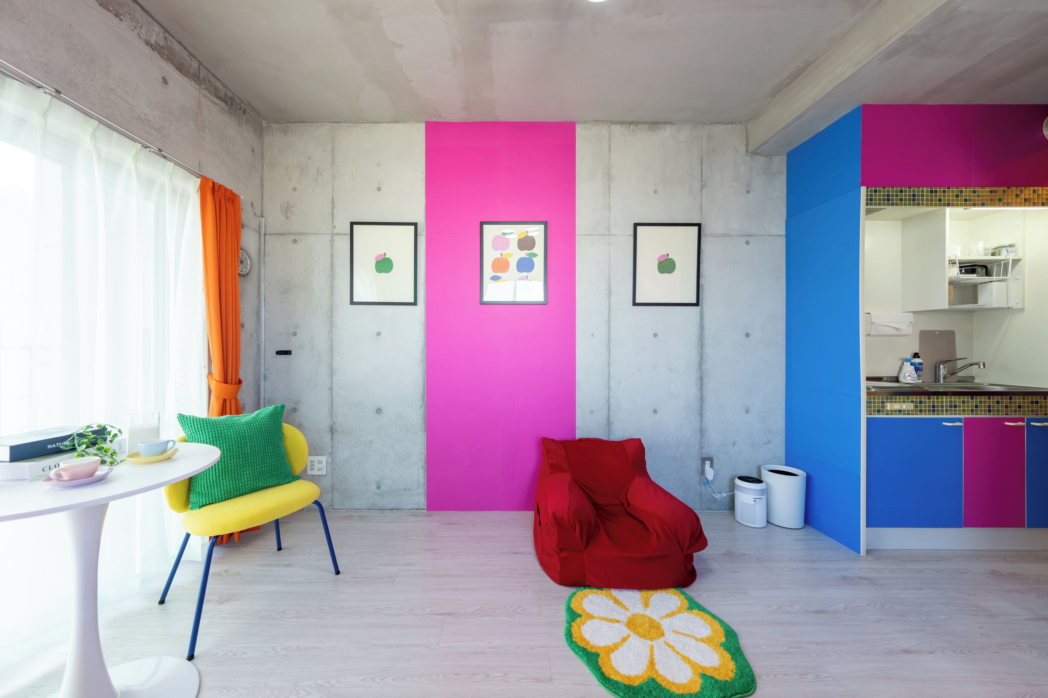 Decoración personalizada, muebles diferentes y escritorio 