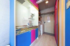 Decoración personalizada, muebles diferentes y escritorio 